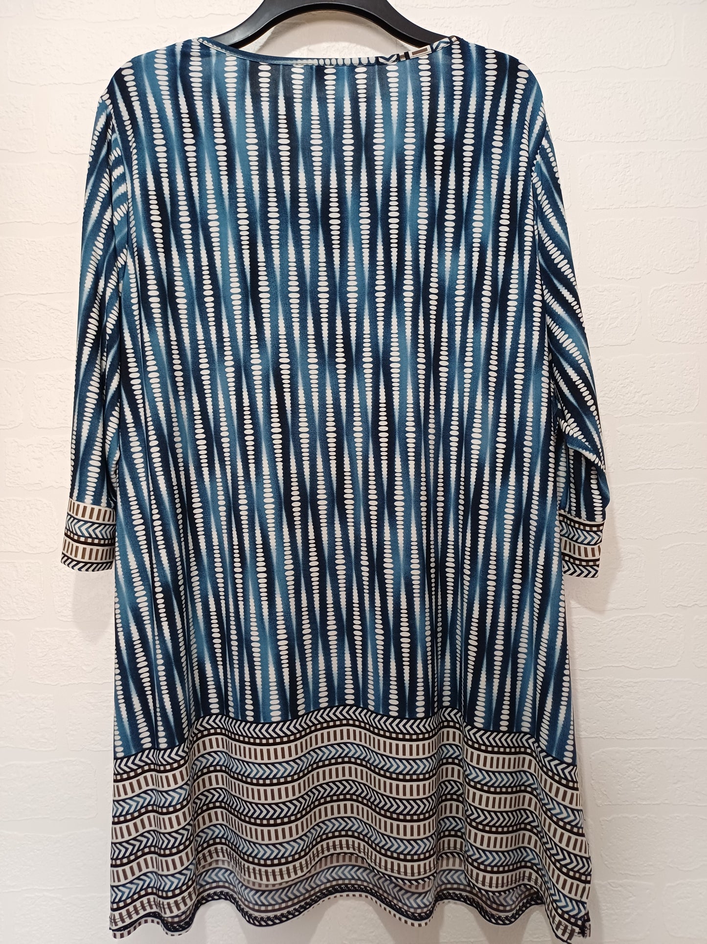 Women's Tunic Top M&Co Blue White Patterned Plus Size 26 Approx. 27" PTP - Very Good Condition