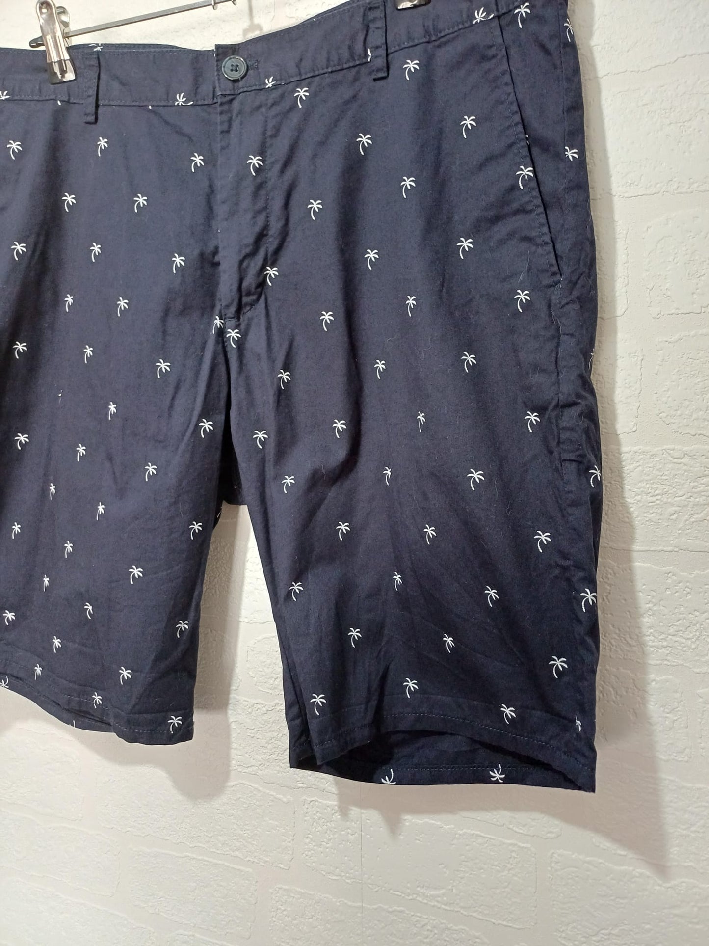 Men's Chino Shorts H&M Navy Blue Palm Tree Print Slim Fit Size 34W Approx. 20.5" Inside Leg - Very Good Condition