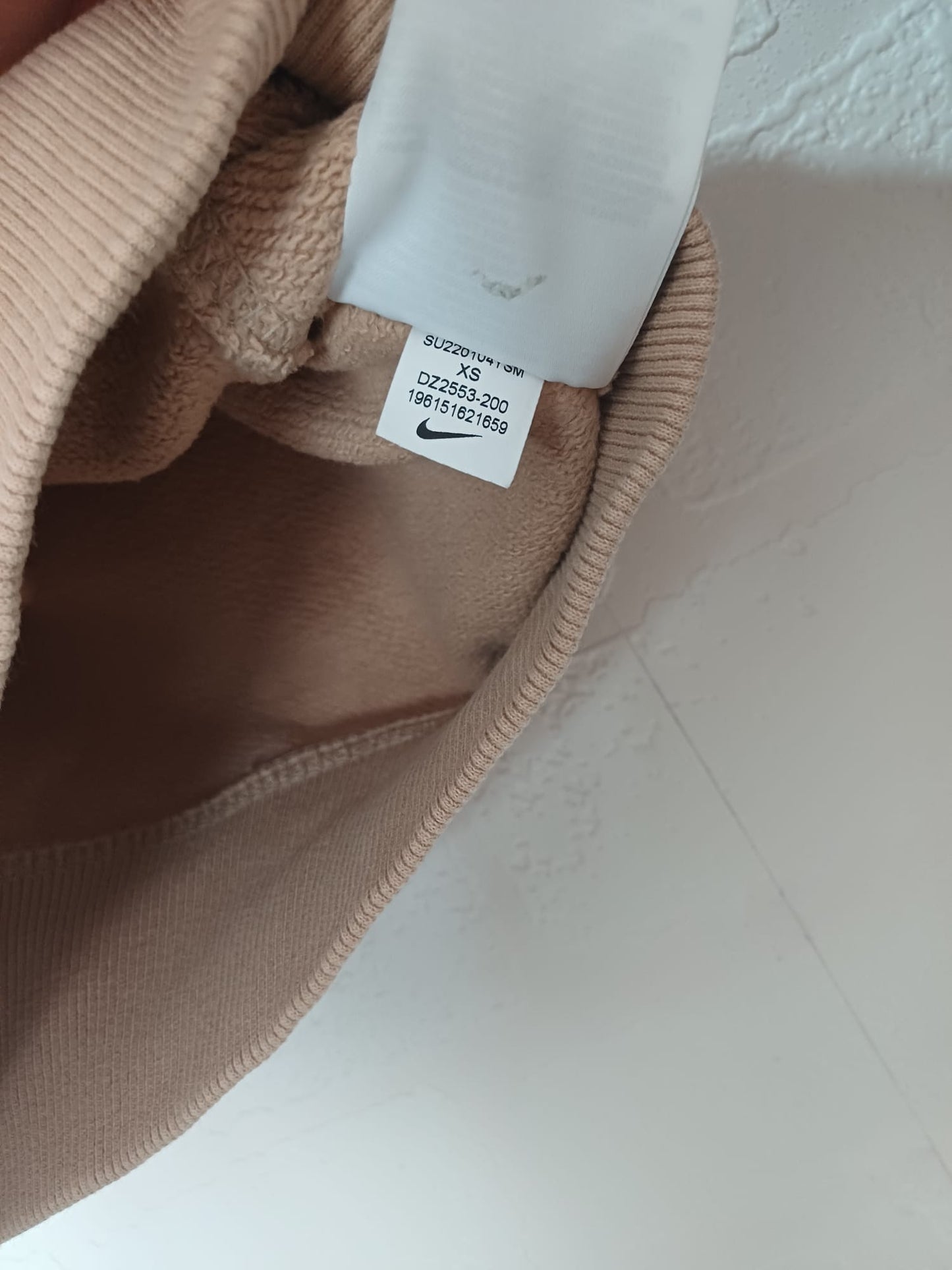 Men's Sweatshirt Nike Beige/Peach Crew Neck Logo Chest Red Swoosh Striped Cuffs Size XS/S - Very Good Condition