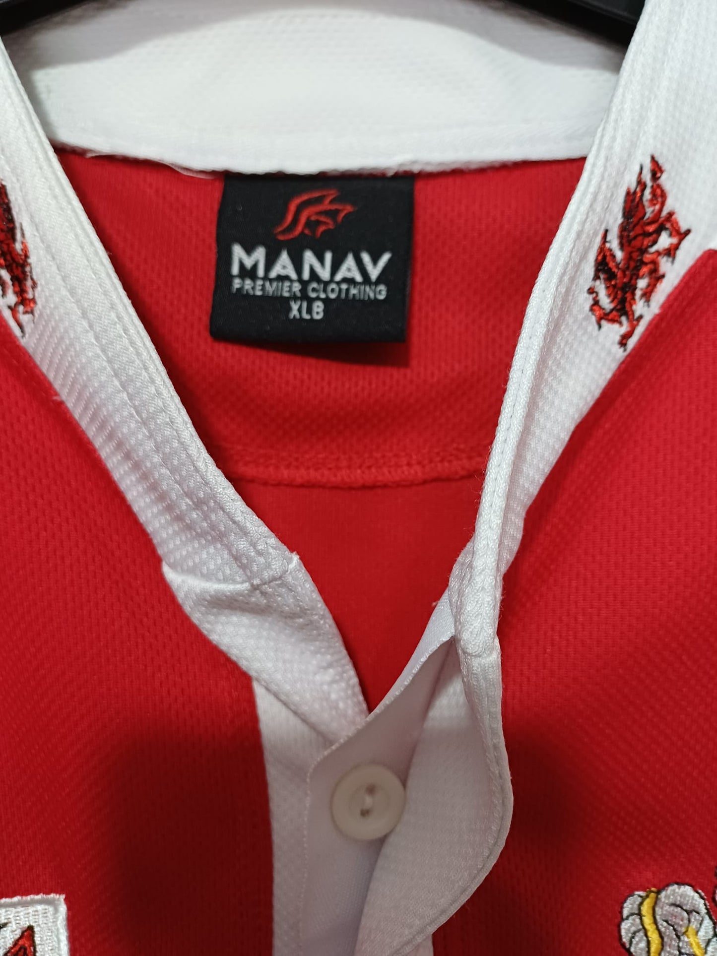 Men's Rugby Shirt Manav Wales Cymru Red & White Short Sleeve XLB Approx. 19" PTP - Very Good Condition