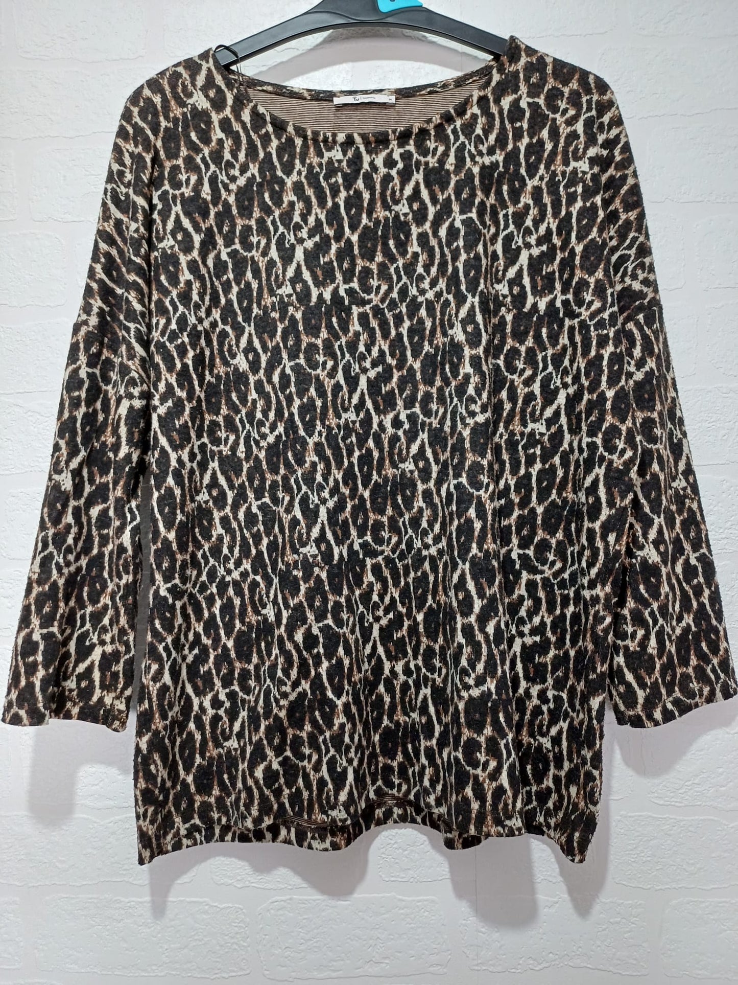 Women's Top Tu Leopard Print 3/4 Sleeve Size 14 Approx. 22" PTP - Very Good Condition
