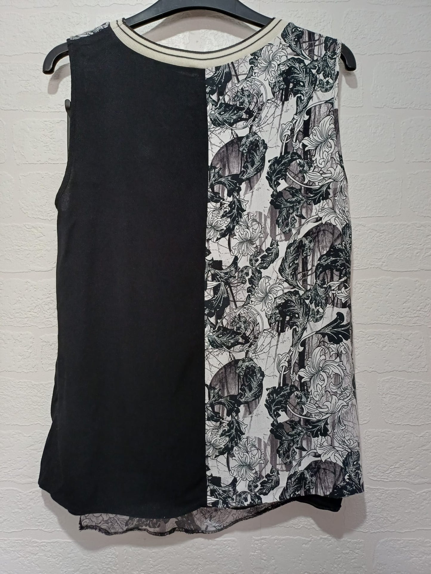 Women's Sleeveless Top River Island Black White Floral Size 12 Approx. 19" PTP - Very Good Condition