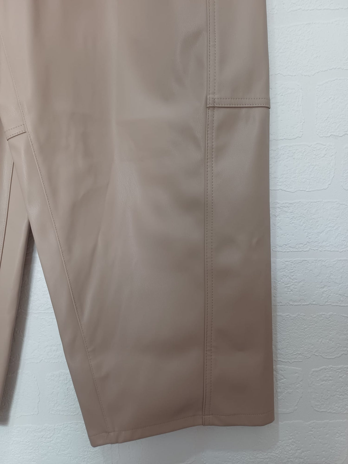 Women's Trousers F&F Beige Faux Leather Cropped Straight Leg UK 16R - Very Good Condition