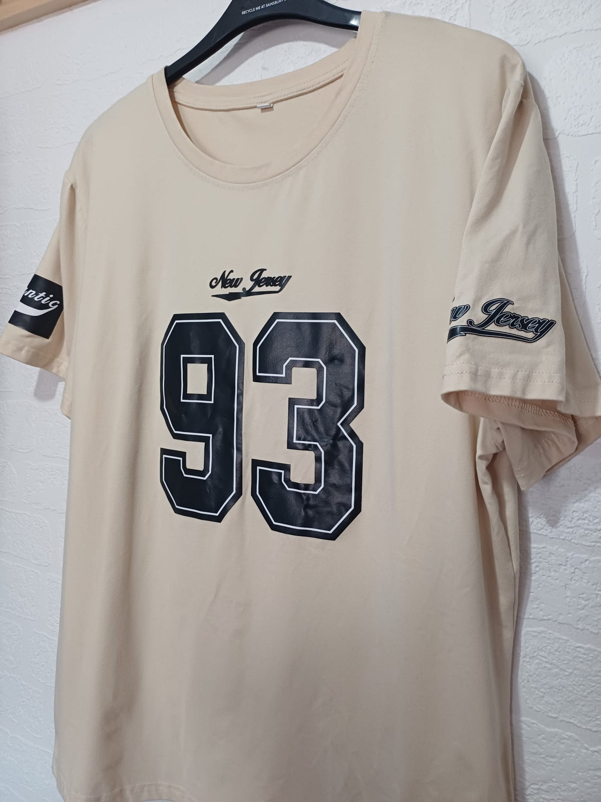 Unisex T-Shirt Beige New Jersey Newark 93 Varsity Graphic Crew Neck Size XXL Very Good Condition