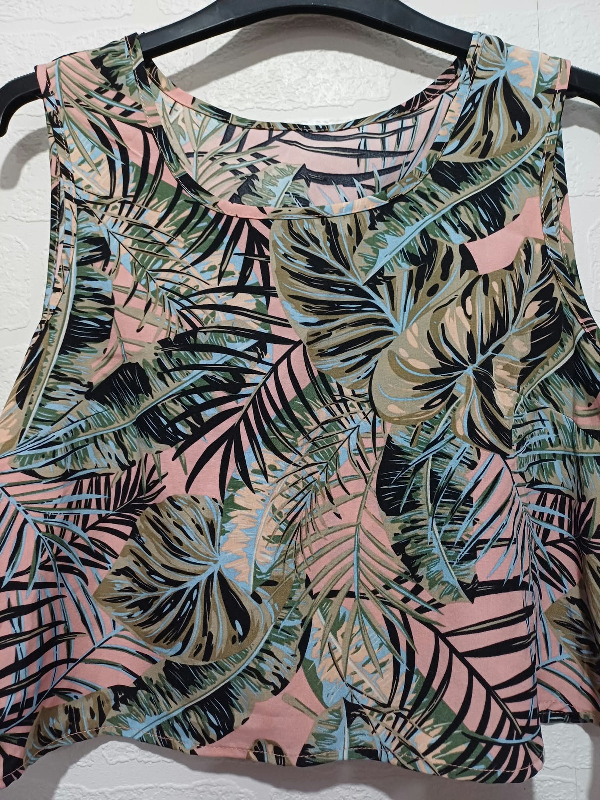 Women's Crop Top Shein Pink Tropical Leaf Print Scoop Neck Size M Very Good Condition
