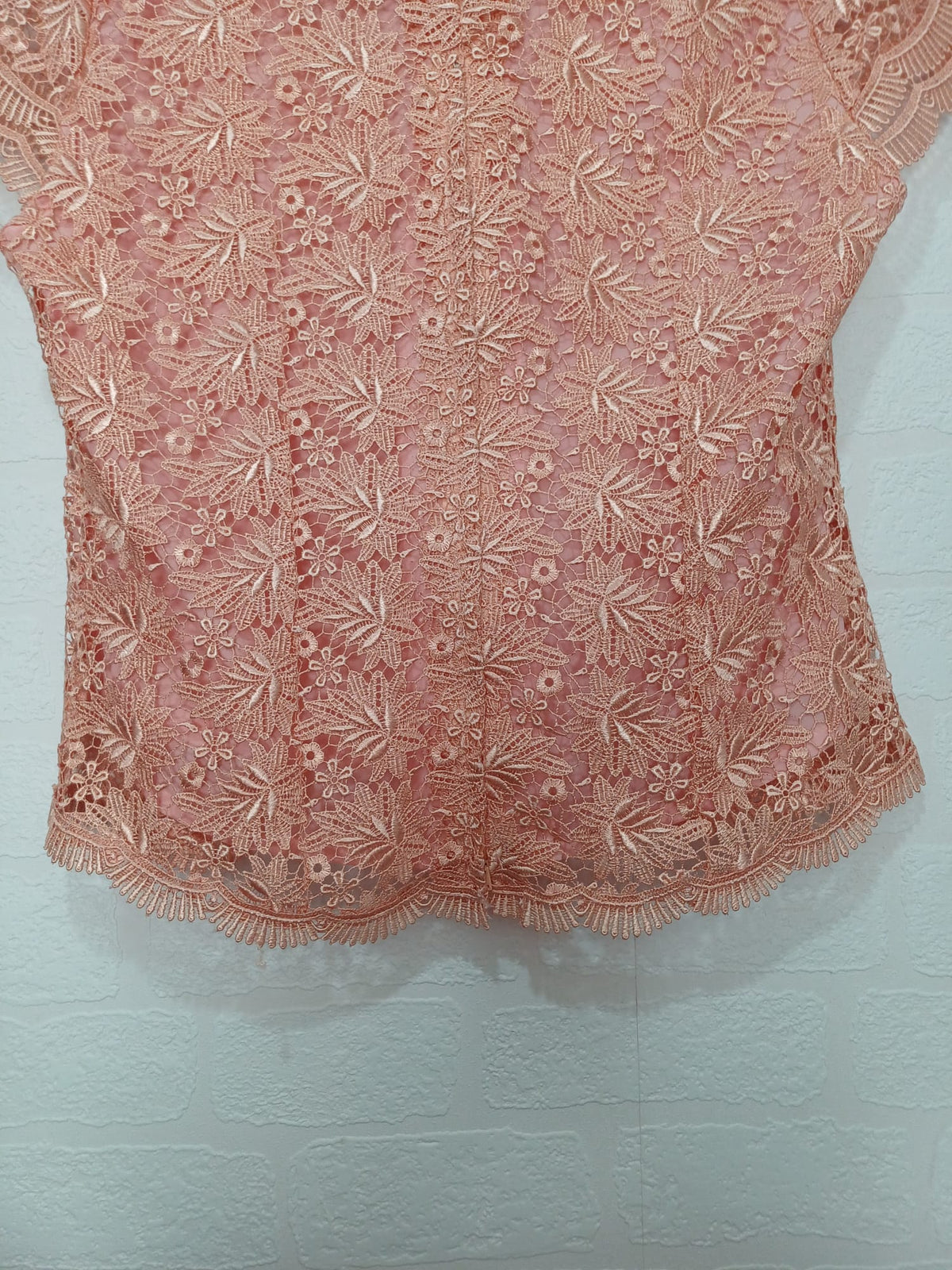 Women's Blouse Unbranded Peach Pink Floral Crochet Overlay Size M Approx. 17" PTP - Very Good Condition
