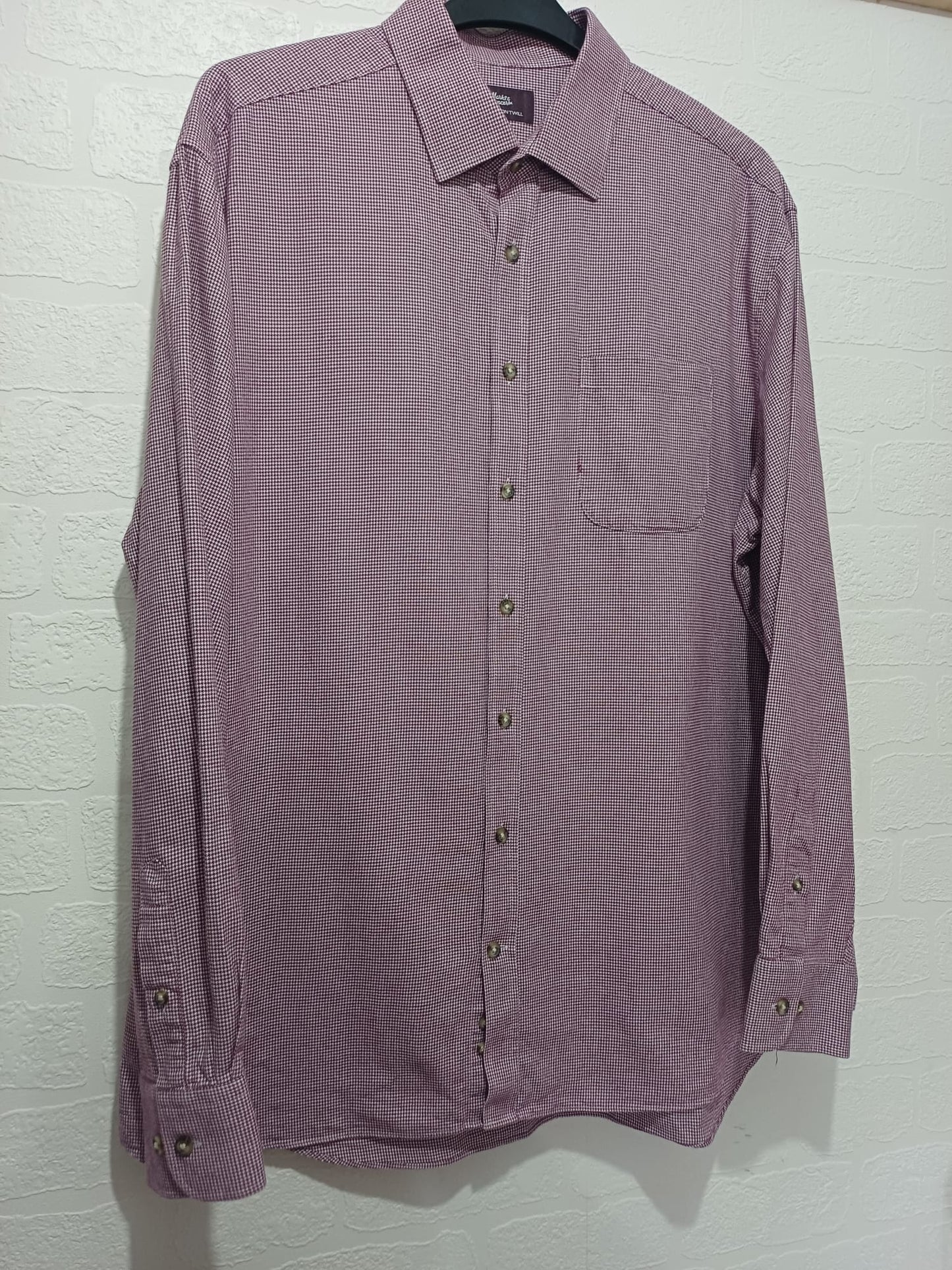 Men's Shirt M&S Burgundy Houndstooth Pure Cotton Twill Long Sleeve Size 17.5" Collar (XL/2XL) Approx. 27" PTP - Excellent Condition