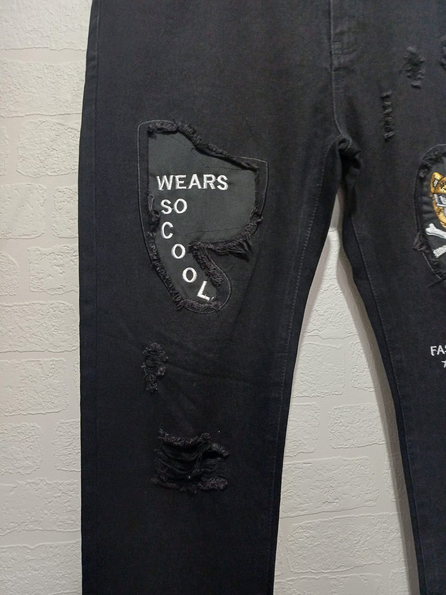 Men's Jeans Black Distressed Embroidered Patch W38 L30 - Like New Condition