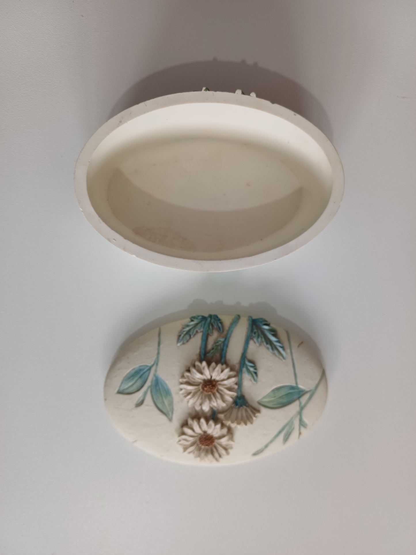 Painted Resin Trinket Box Vintage Style Floral Daisy Design - Good Condition