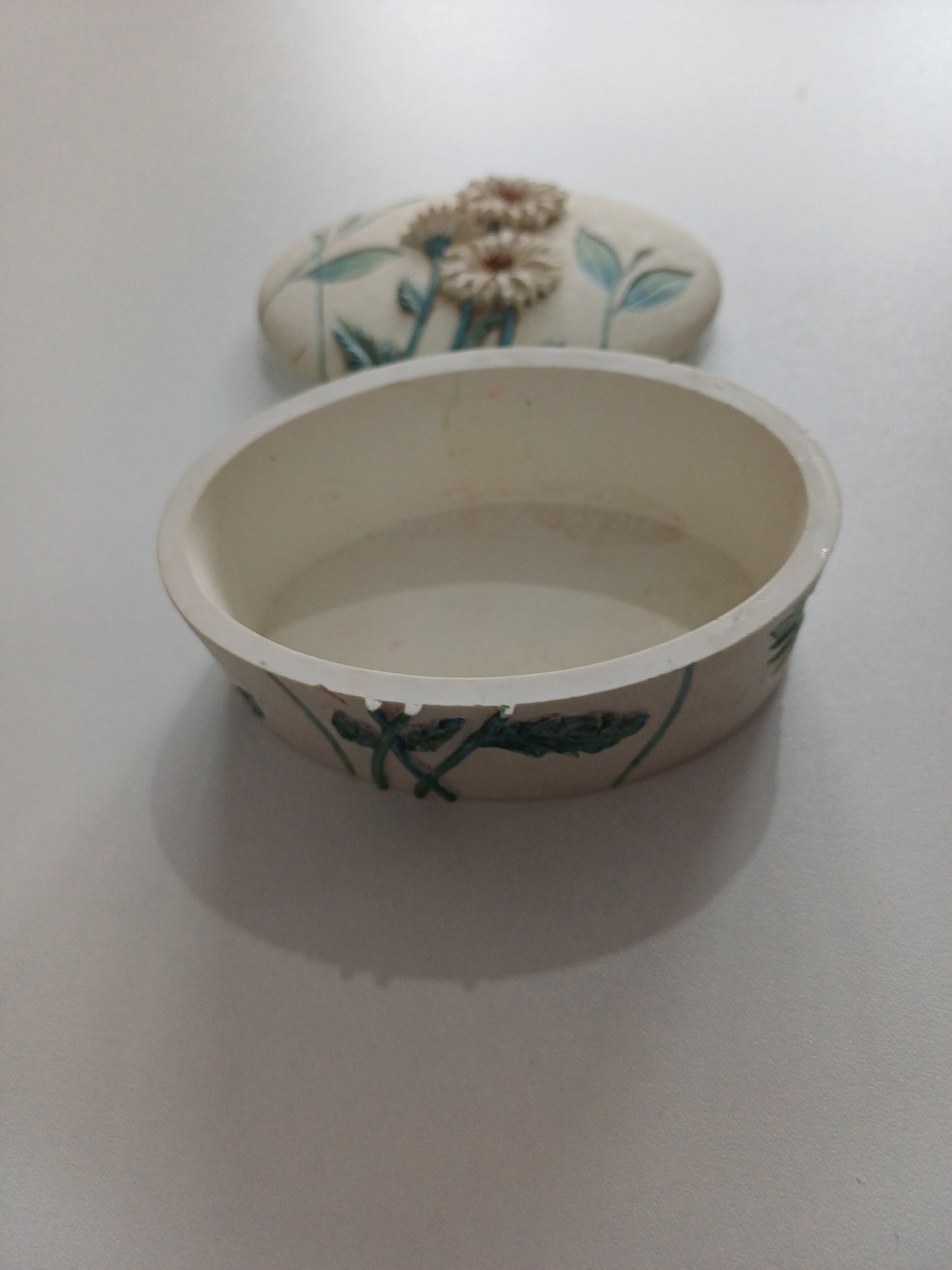 Painted Resin Trinket Box Vintage Style Floral Daisy Design - Good Condition