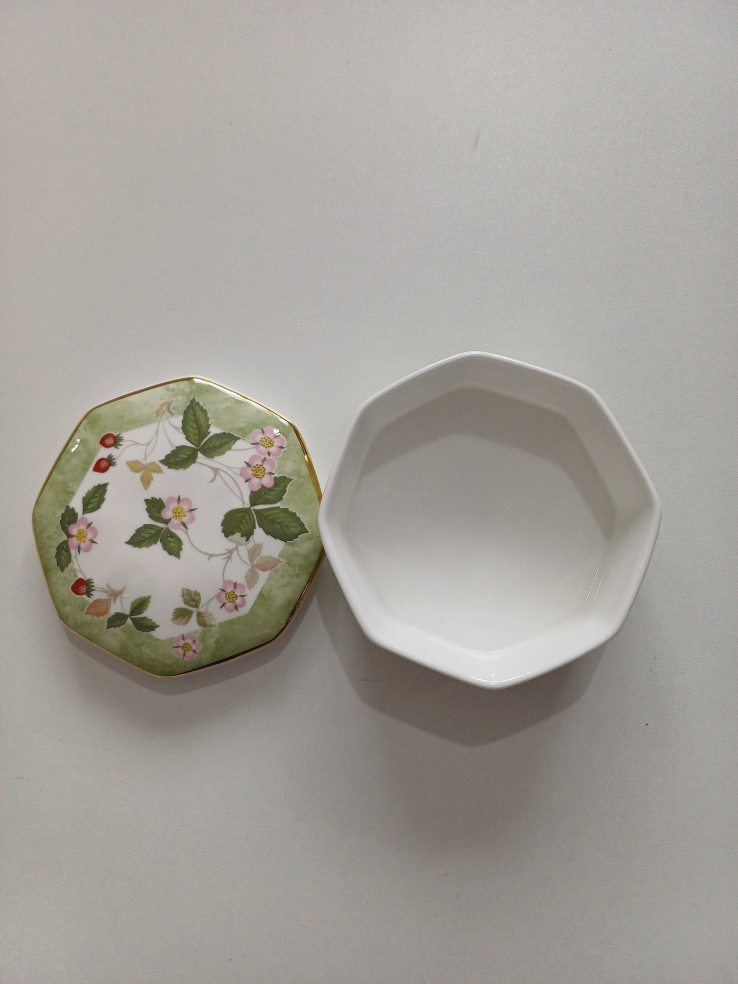 Wedgwood Wild Strawberry Bone China Trinket Box Made in England - Good Condition