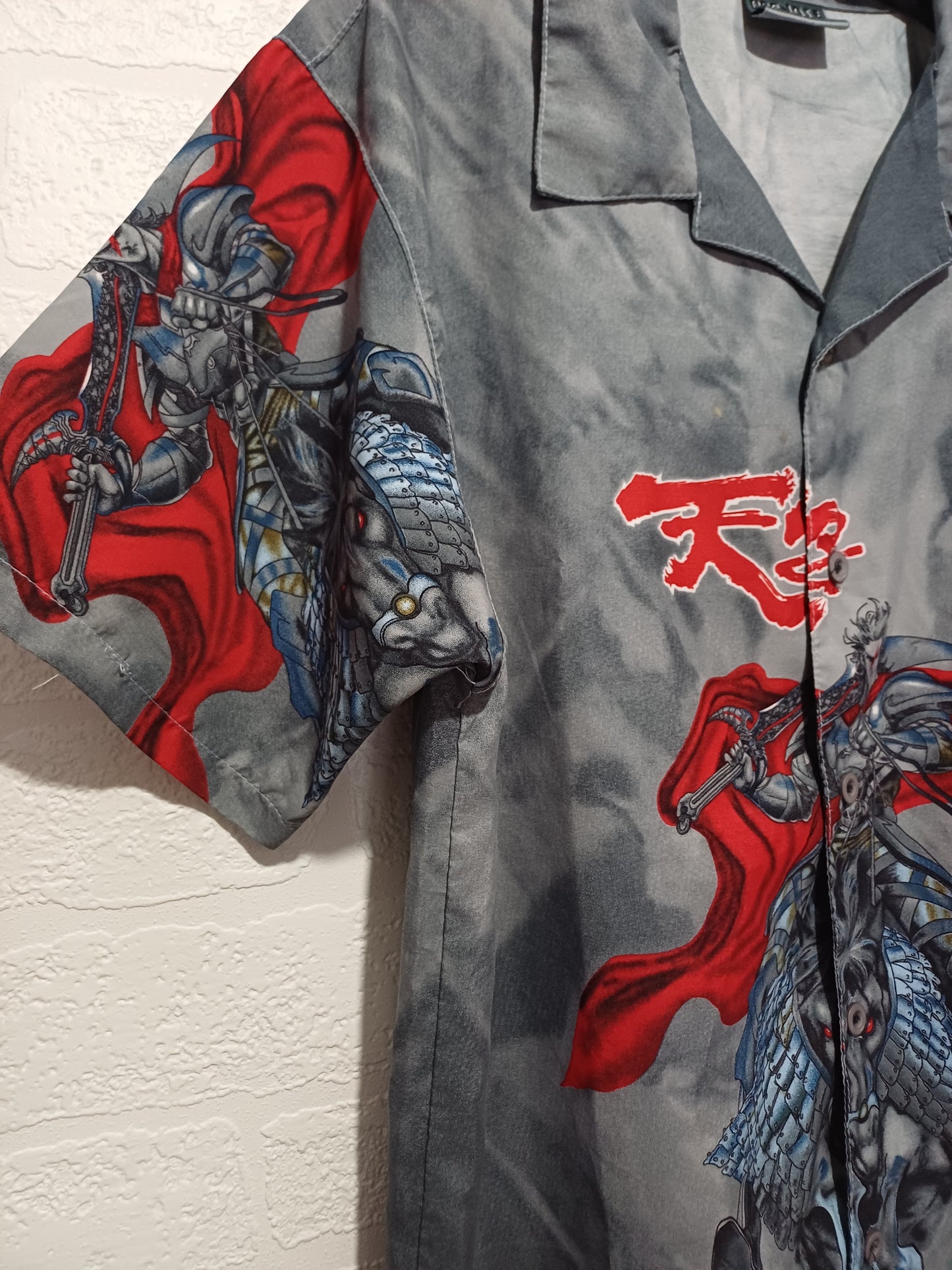 Dognose Grey Red Blue Japanese Samurai Warrior Graphic T-Shirt Size 164 (Japanese S) 19" PTP - Very Good Condition