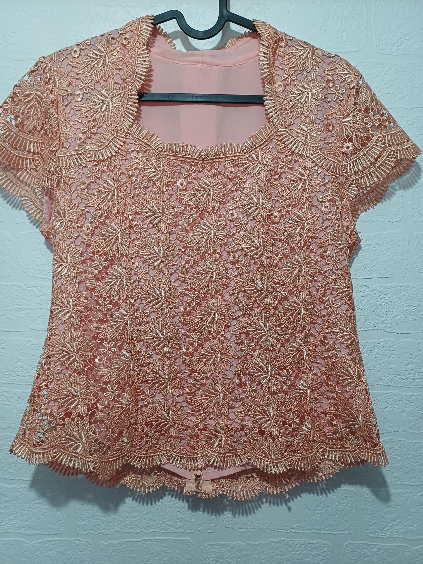 Unbranded Peach Pink Floral Crochet Overlay Blouse Top Medium 17" PTP - Very Good Condition
