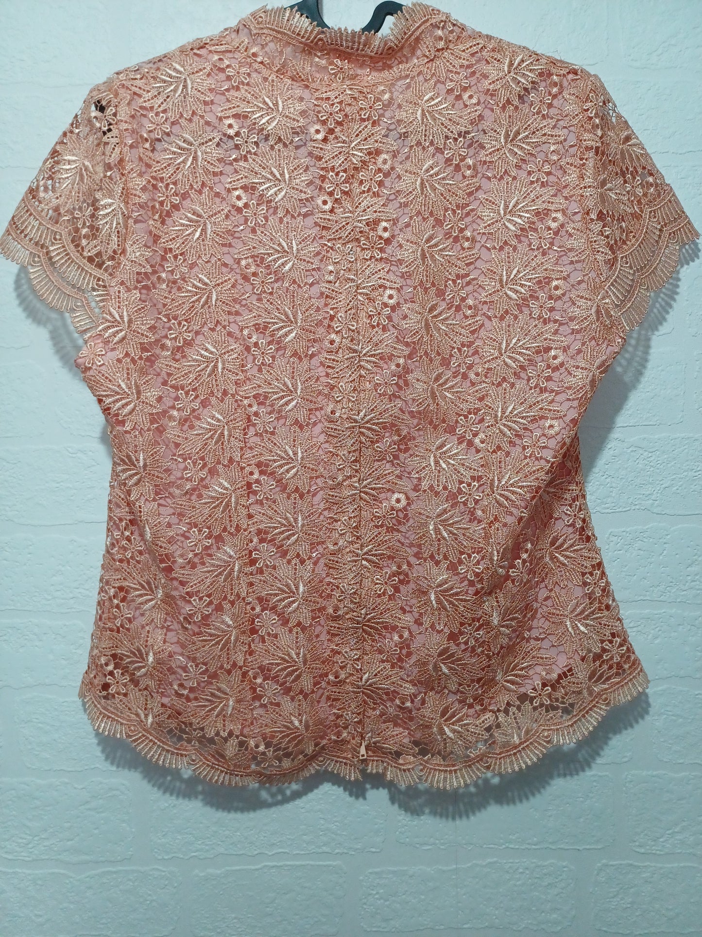 Unbranded Peach Pink Floral Crochet Overlay Blouse Top Medium 17" PTP - Very Good Condition
