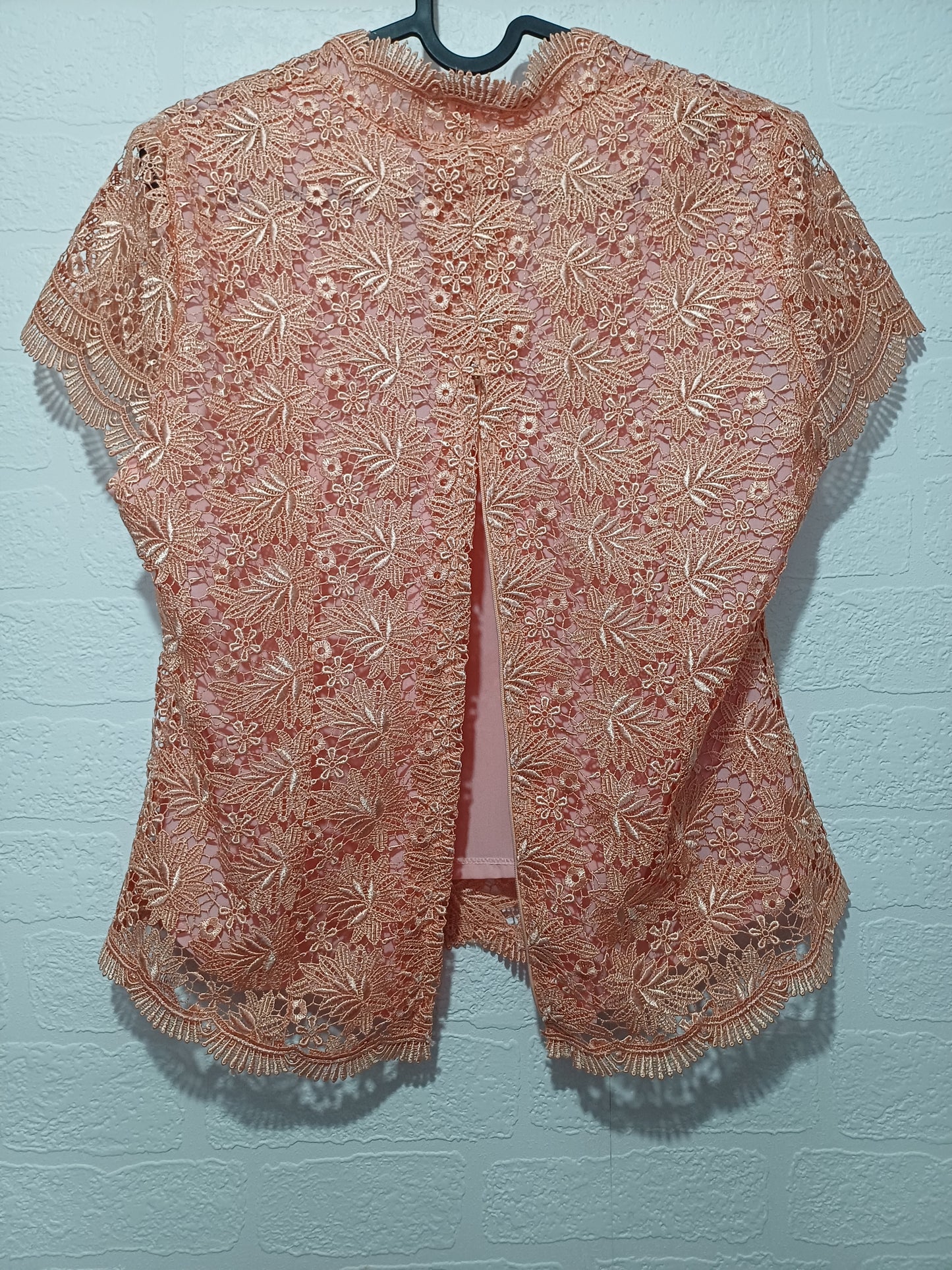 Unbranded Peach Pink Floral Crochet Overlay Blouse Top Medium 17" PTP - Very Good Condition