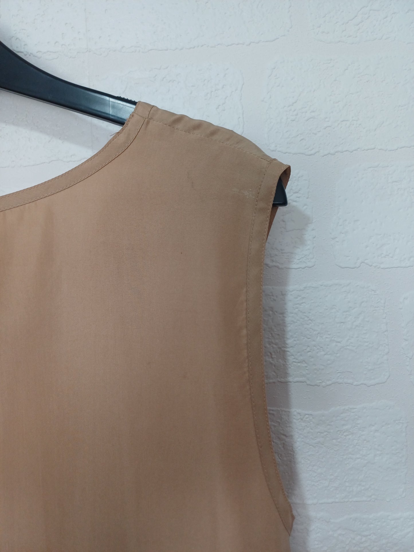 De Ville Beige Nude 100% Silk Sleeveless Blouse Size 12-14 20" PTP - Very Good Condition