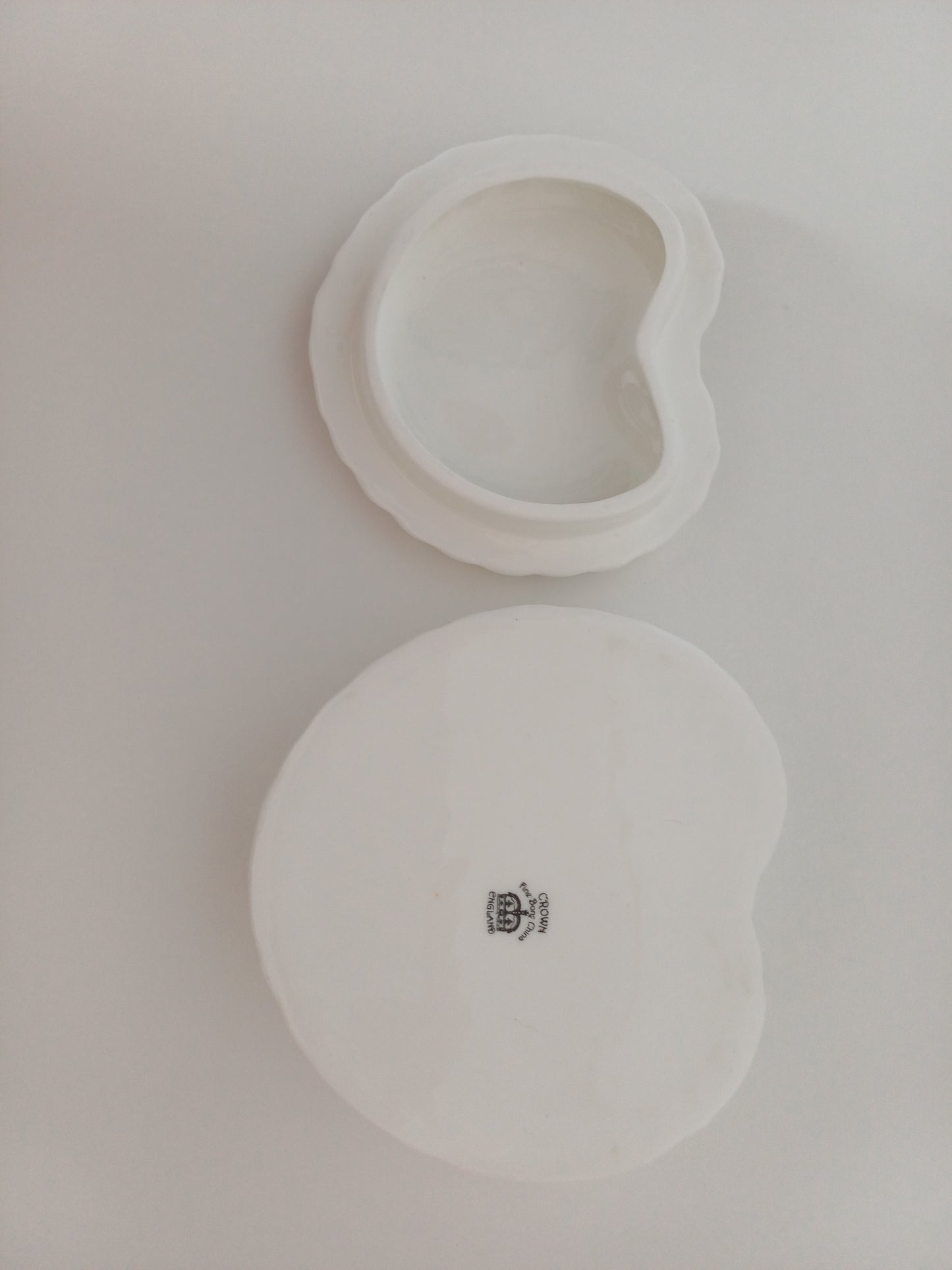 Crown Fine Bone China Heart Shaped Floral Rose Trinket Dish with Lid - Very Good Condition