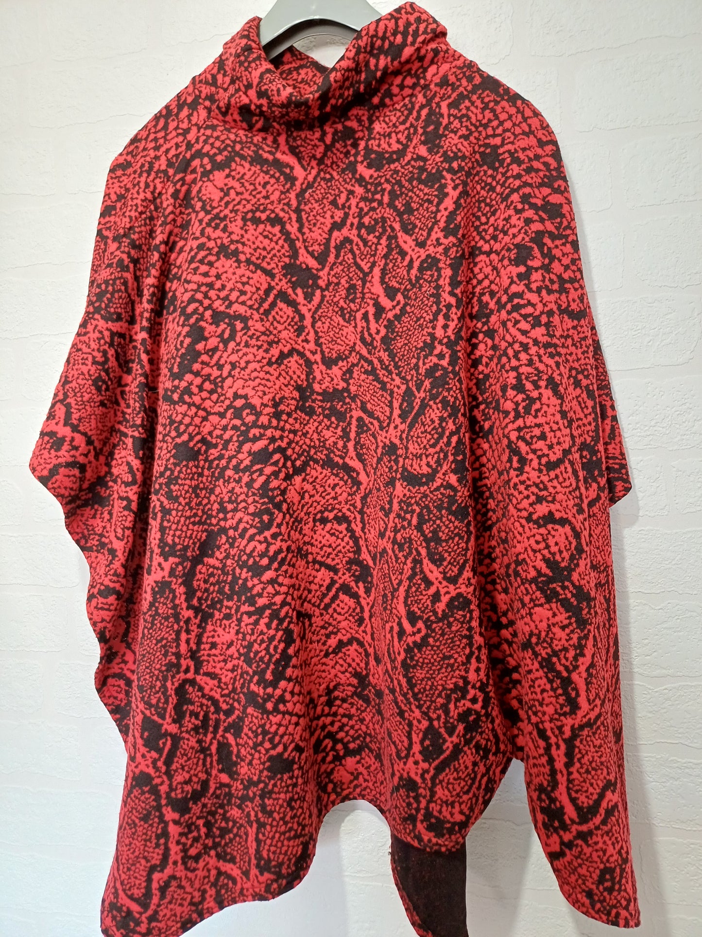 Unbranded Red & Black Snake Print Oversized Poncho Top Cape One Size - Very Good Condition