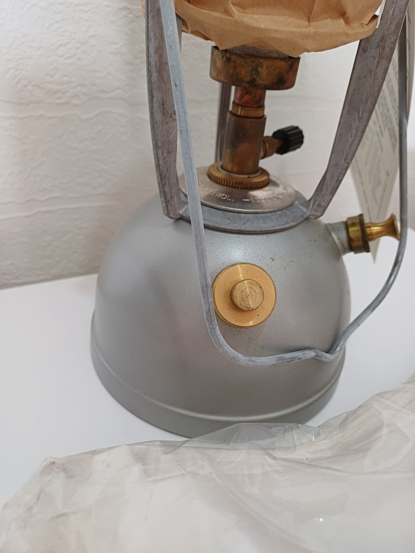 1985 British Military Trade Pack – Willis & Bates M320 Kerosene Lantern – Excellent Open Box Condition