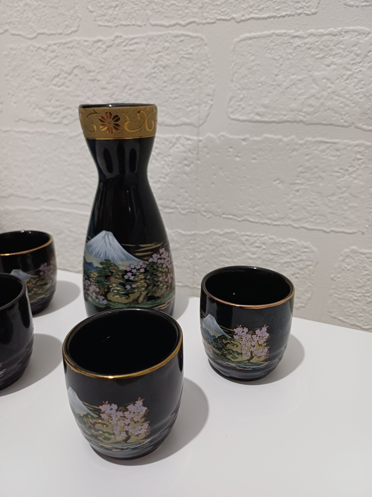 Vintage Japanese Sake Set Mount Fuji Design Decanter & 4 Cups - Very Good Condition