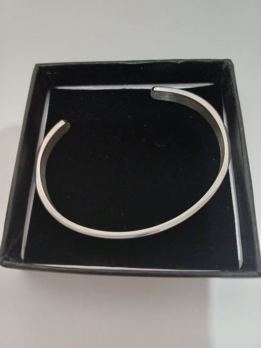 Silver Tone Arrow Detail Open Cuff Bangle Bracelet One Size - Nice Condition
