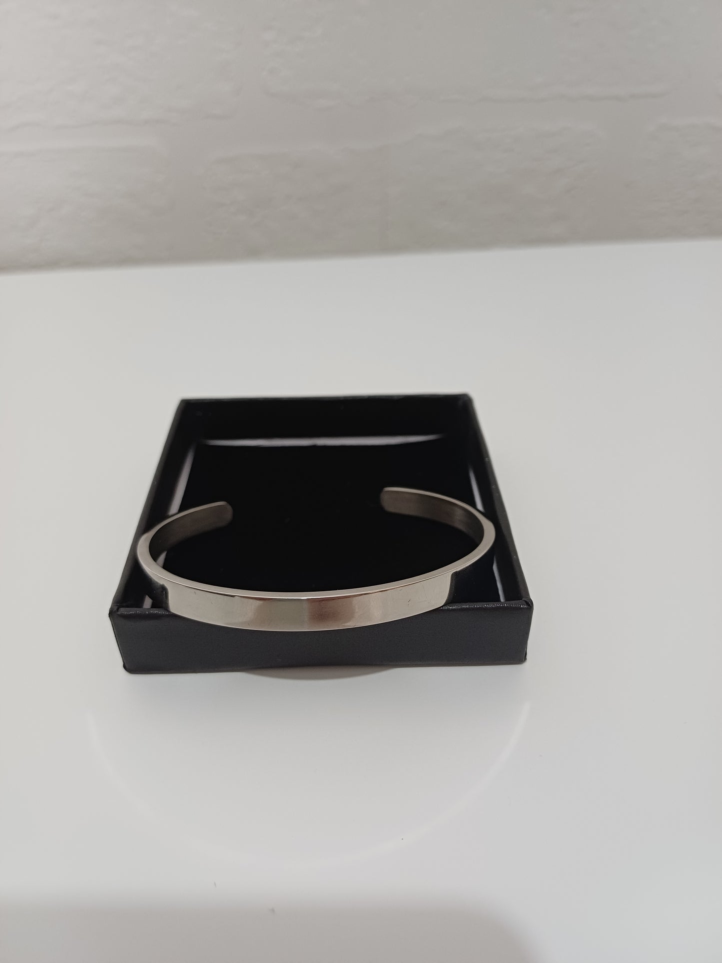 Silver Tone Arrow Detail Open Cuff Bangle Bracelet One Size - Nice Condition