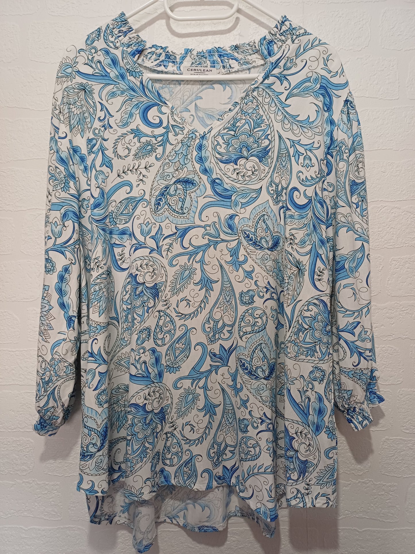 Cerulean by Blue Diamond Blue & White Paisley Tunic Top Size L Approx. 22" PTP - Very Good Condition