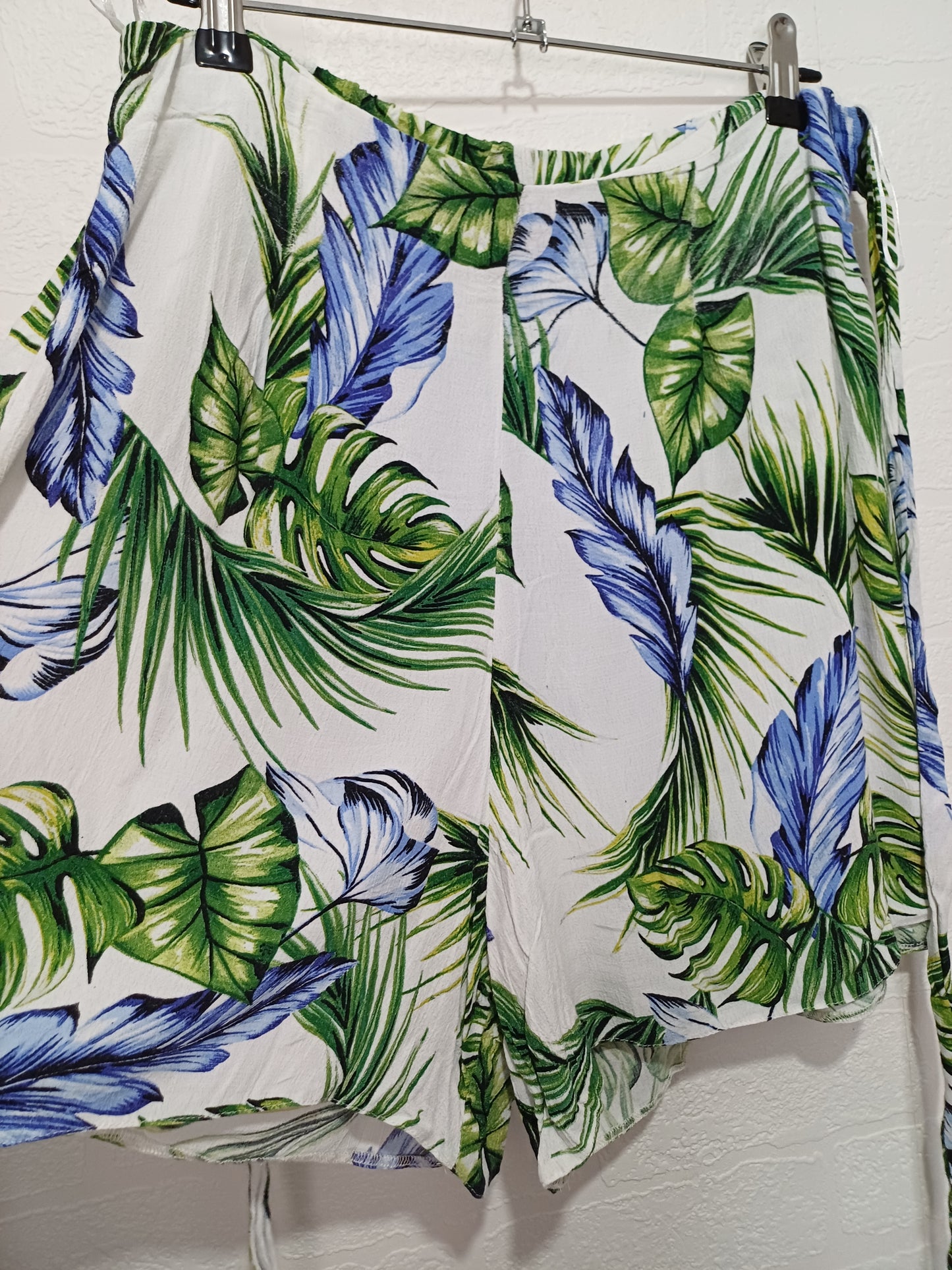 F&F Green Blue & White Tropical Leaf Print Shorts Size 14 Approx. 32" Waist - Very Good Condition