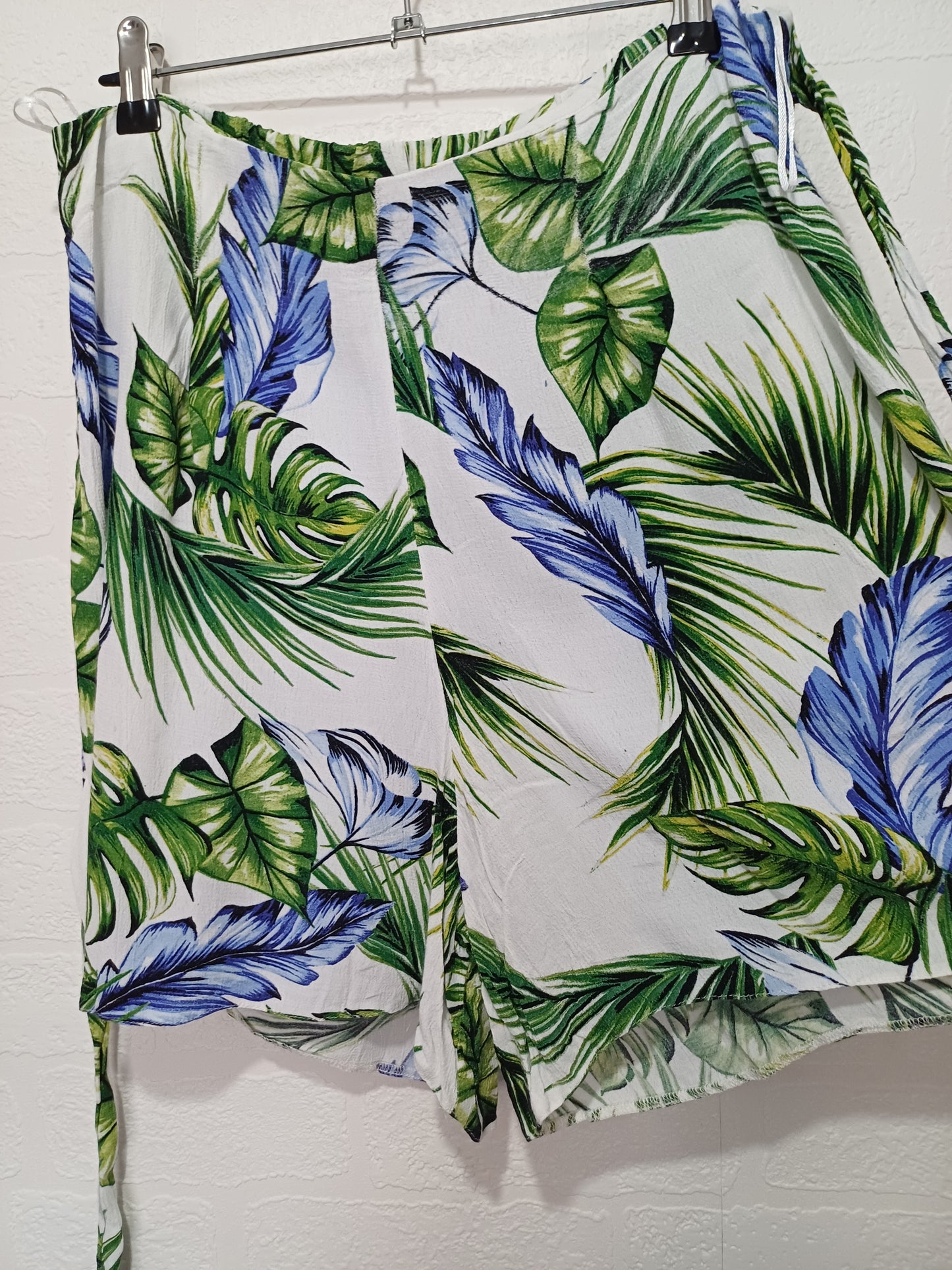 F&F Green Blue & White Tropical Leaf Print Shorts Size 14 Approx. 32" Waist - Very Good Condition