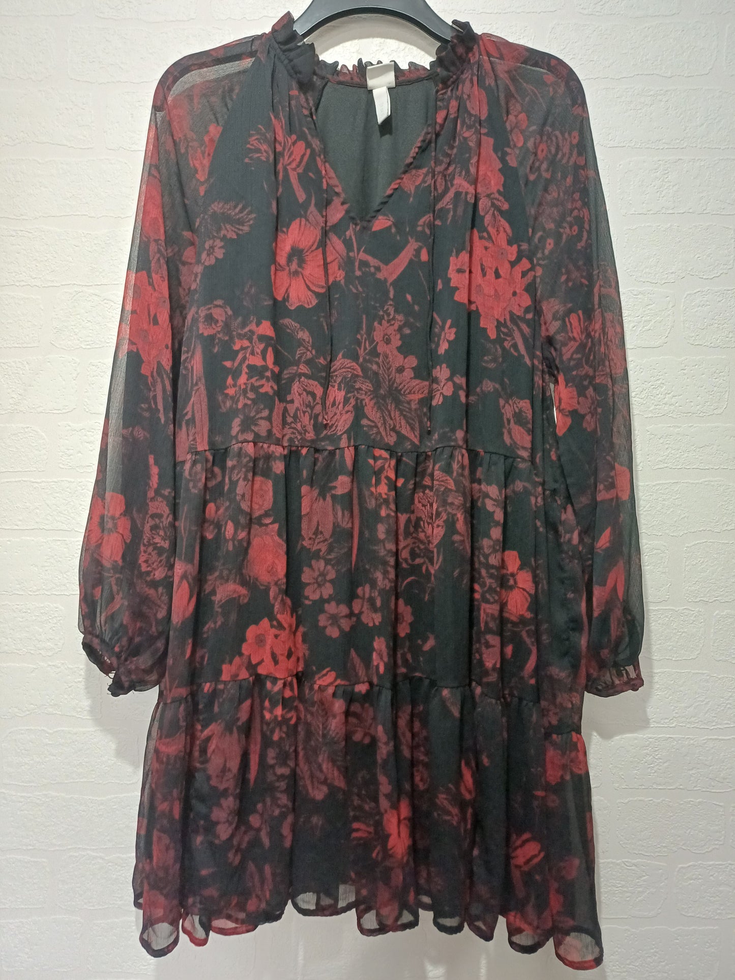 Women's Smock Dress Black Red Floral Chiffon Boho Tiered Long Sleeve Tie Neckline Plus Size 20 Approx. 24" PTP - Very Good Condition