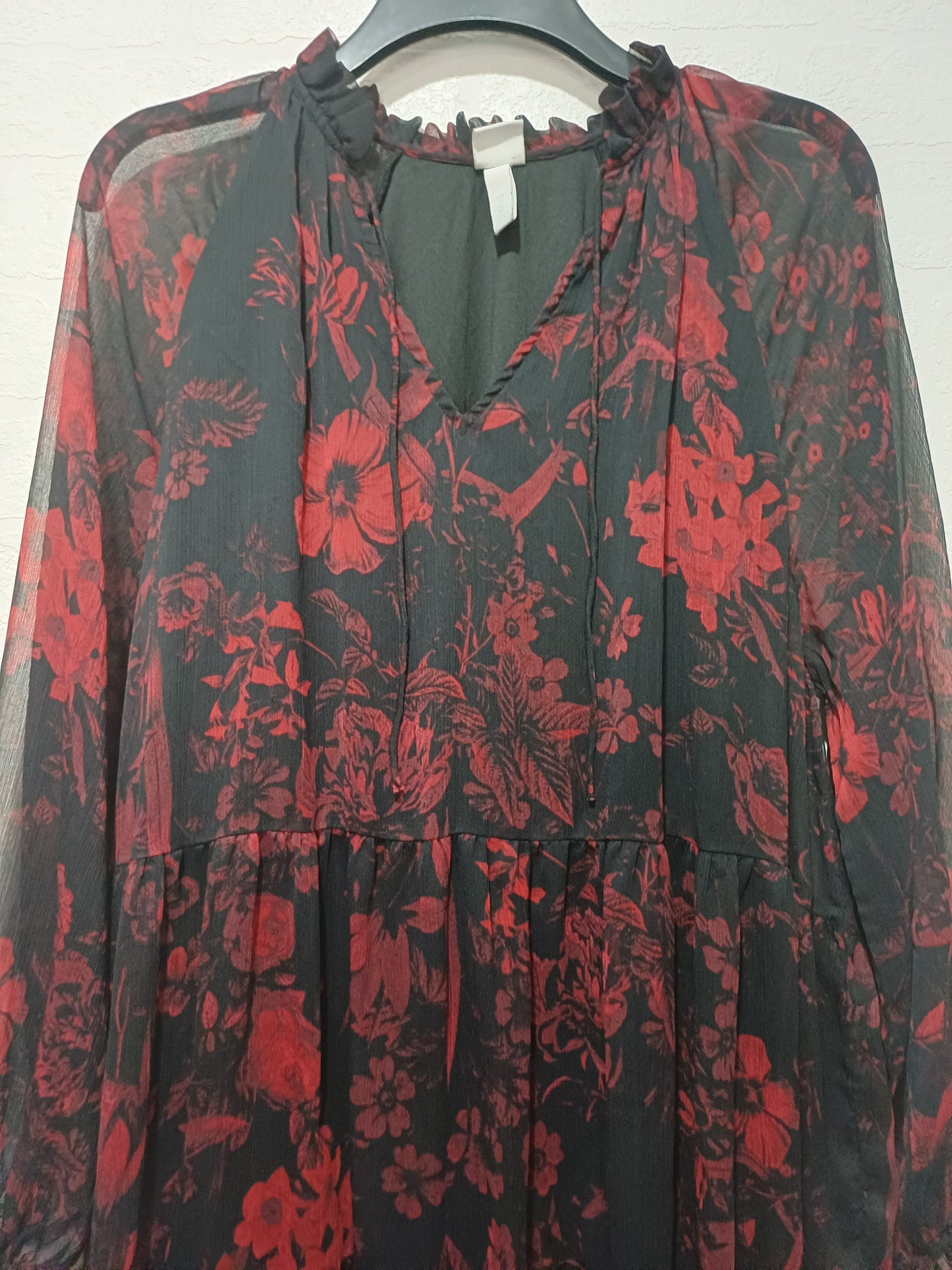 Women's Smock Dress Black Red Floral Chiffon Boho Tiered Long Sleeve Tie Neckline Plus Size 20 Approx. 24" PTP - Very Good Condition