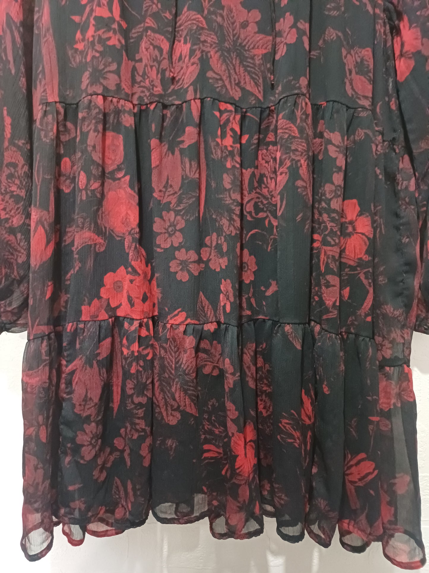 Women's Smock Dress Black Red Floral Chiffon Boho Tiered Long Sleeve Tie Neckline Plus Size 20 Approx. 24" PTP - Very Good Condition