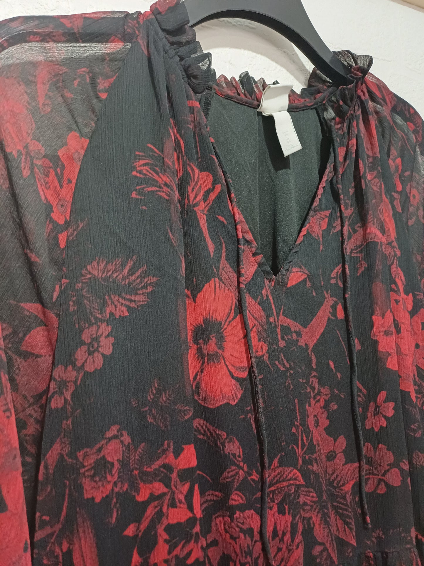 Women's Smock Dress Black Red Floral Chiffon Boho Tiered Long Sleeve Tie Neckline Plus Size 20 Approx. 24" PTP - Very Good Condition