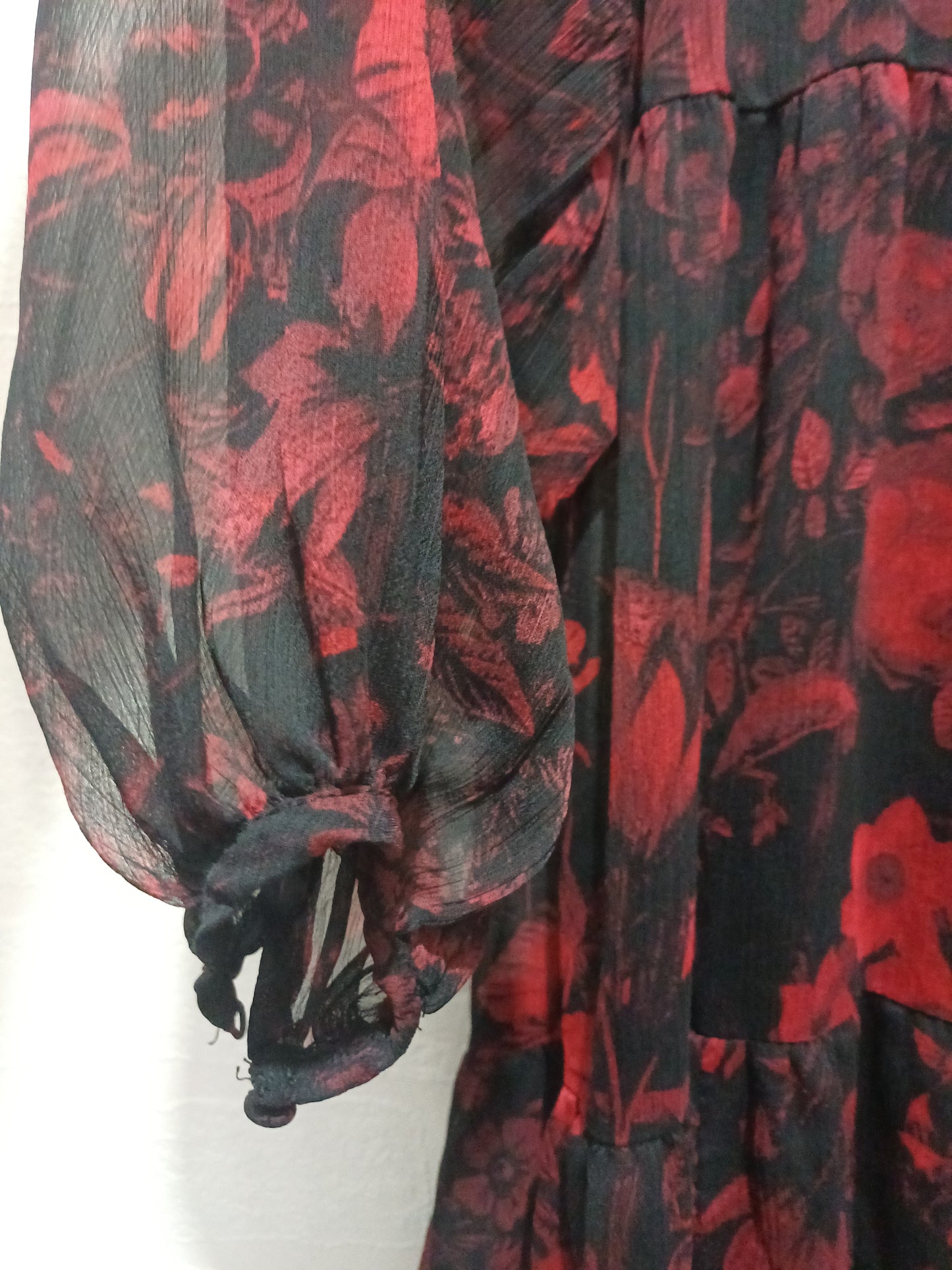Women's Smock Dress Black Red Floral Chiffon Boho Tiered Long Sleeve Tie Neckline Plus Size 20 Approx. 24" PTP - Very Good Condition