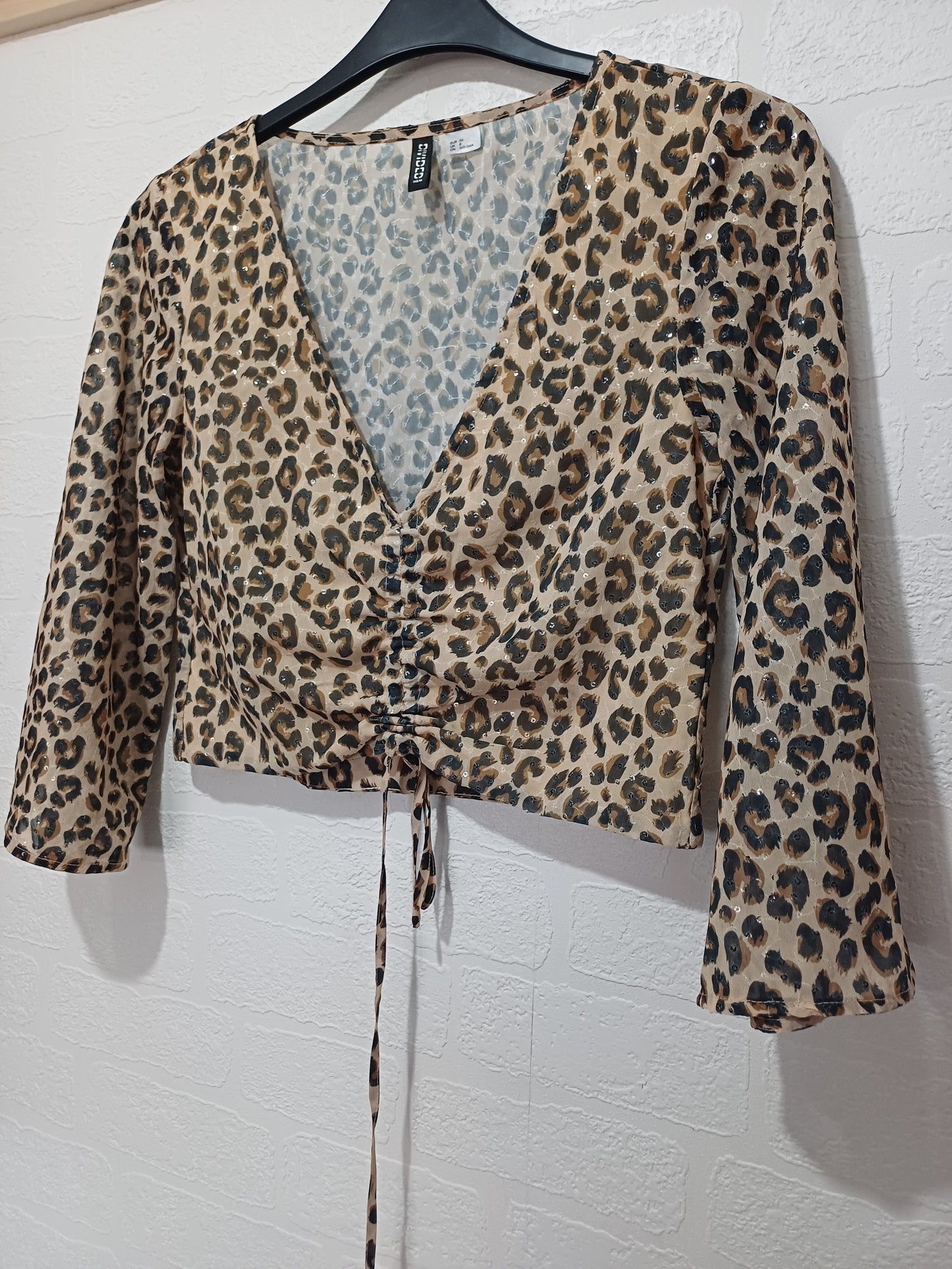 Women's Crop Top H&M DIVIDED Brown Leopard Animal Print Ruched Long Sleeve Size 8 Approx. 16" PTP - Very Good Condition