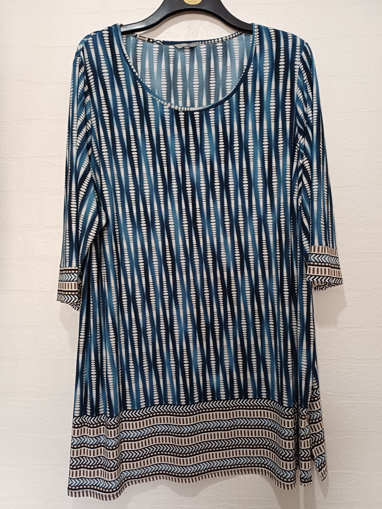 Women's Tunic Top M&Co Blue White Patterned Plus Size 26 Approx. 27" PTP - Very Good Condition