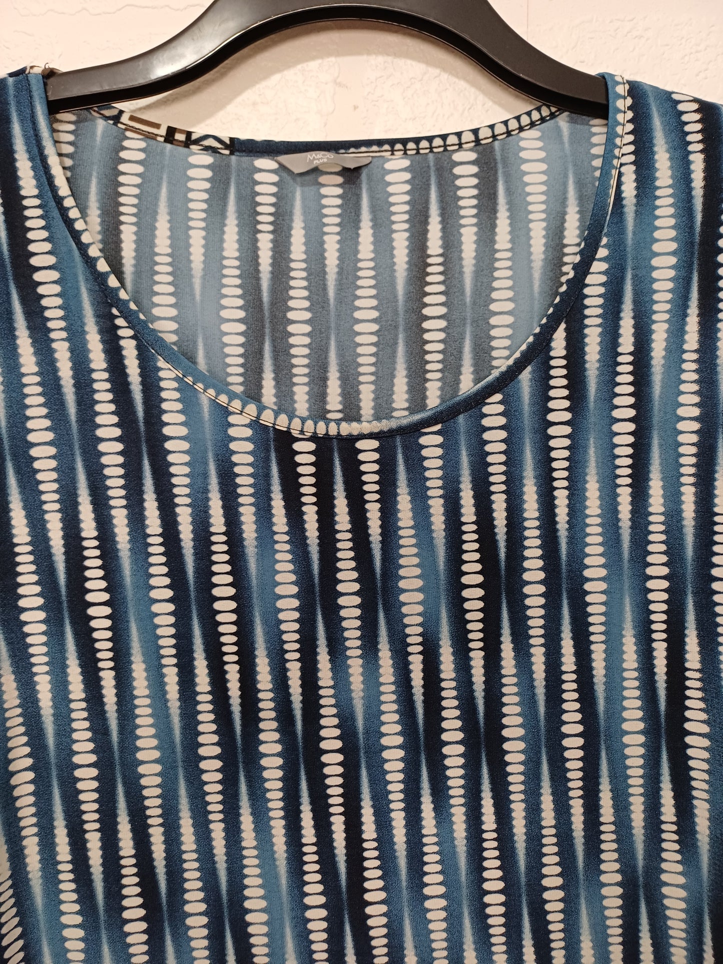 Women's Tunic Top M&Co Blue White Patterned Plus Size 26 Approx. 27" PTP - Very Good Condition