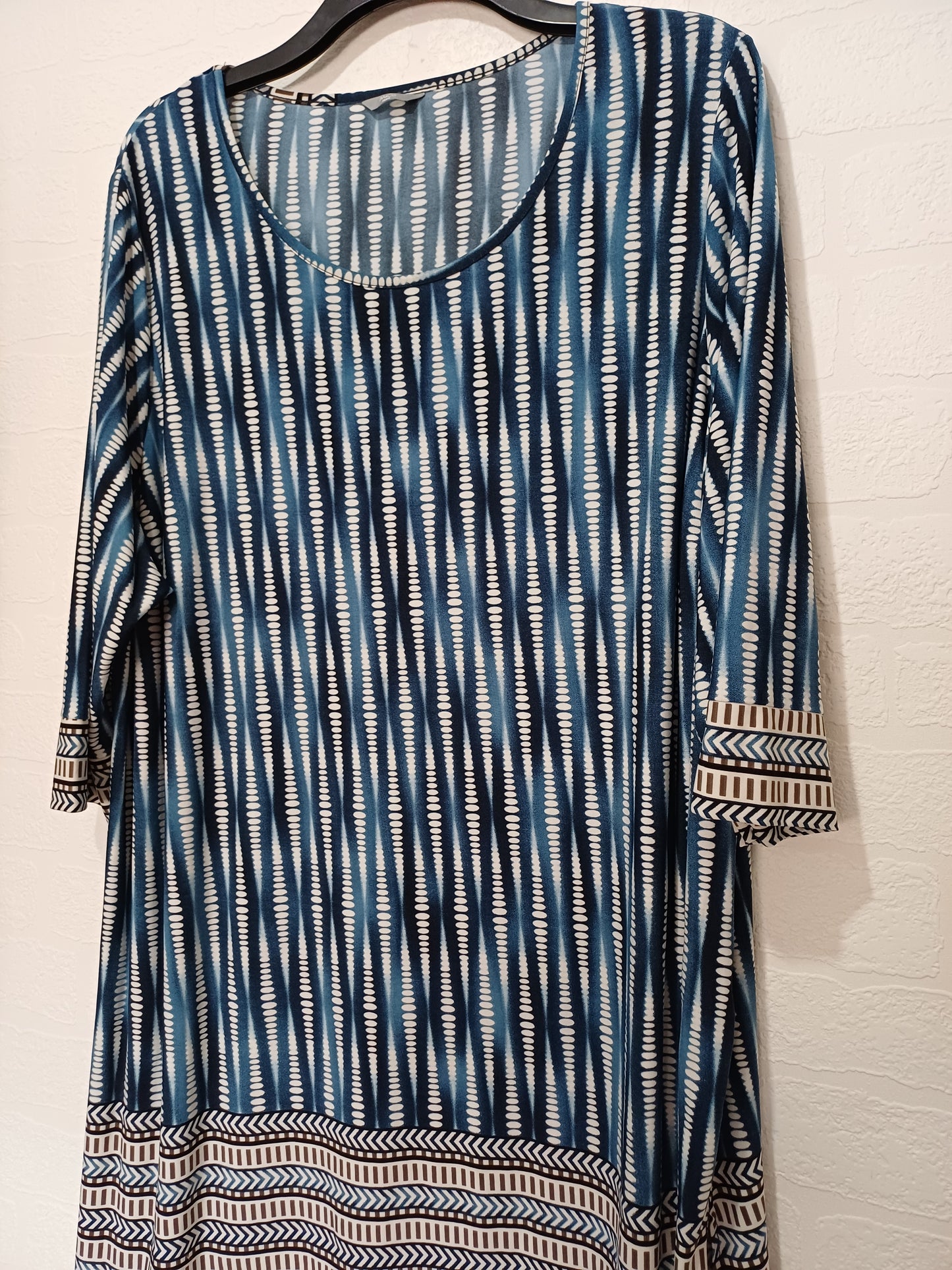Women's Tunic Top M&Co Blue White Patterned Plus Size 26 Approx. 27" PTP - Very Good Condition