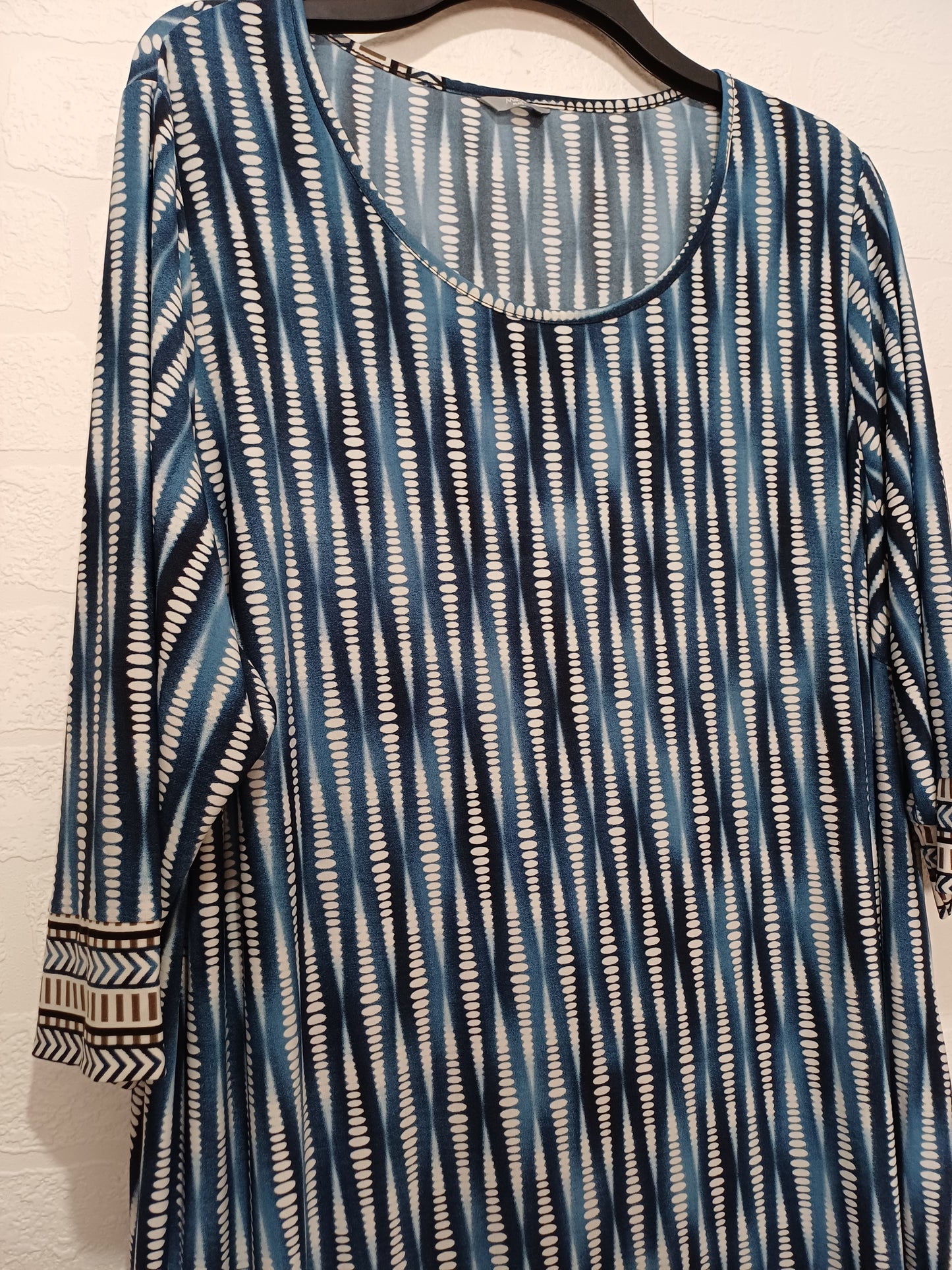 Women's Tunic Top M&Co Blue White Patterned Plus Size 26 Approx. 27" PTP - Very Good Condition