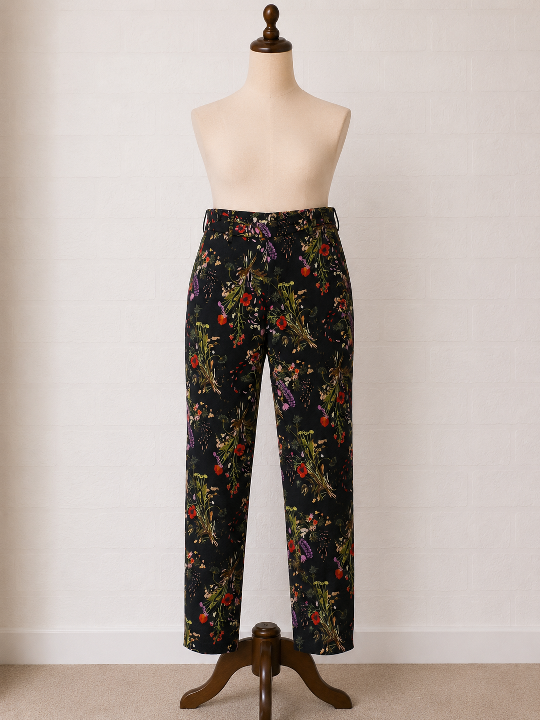 Women's Trousers H&M Black Floral Print Size 6 Approx. 28" W 26.5" L - Very Good Condition