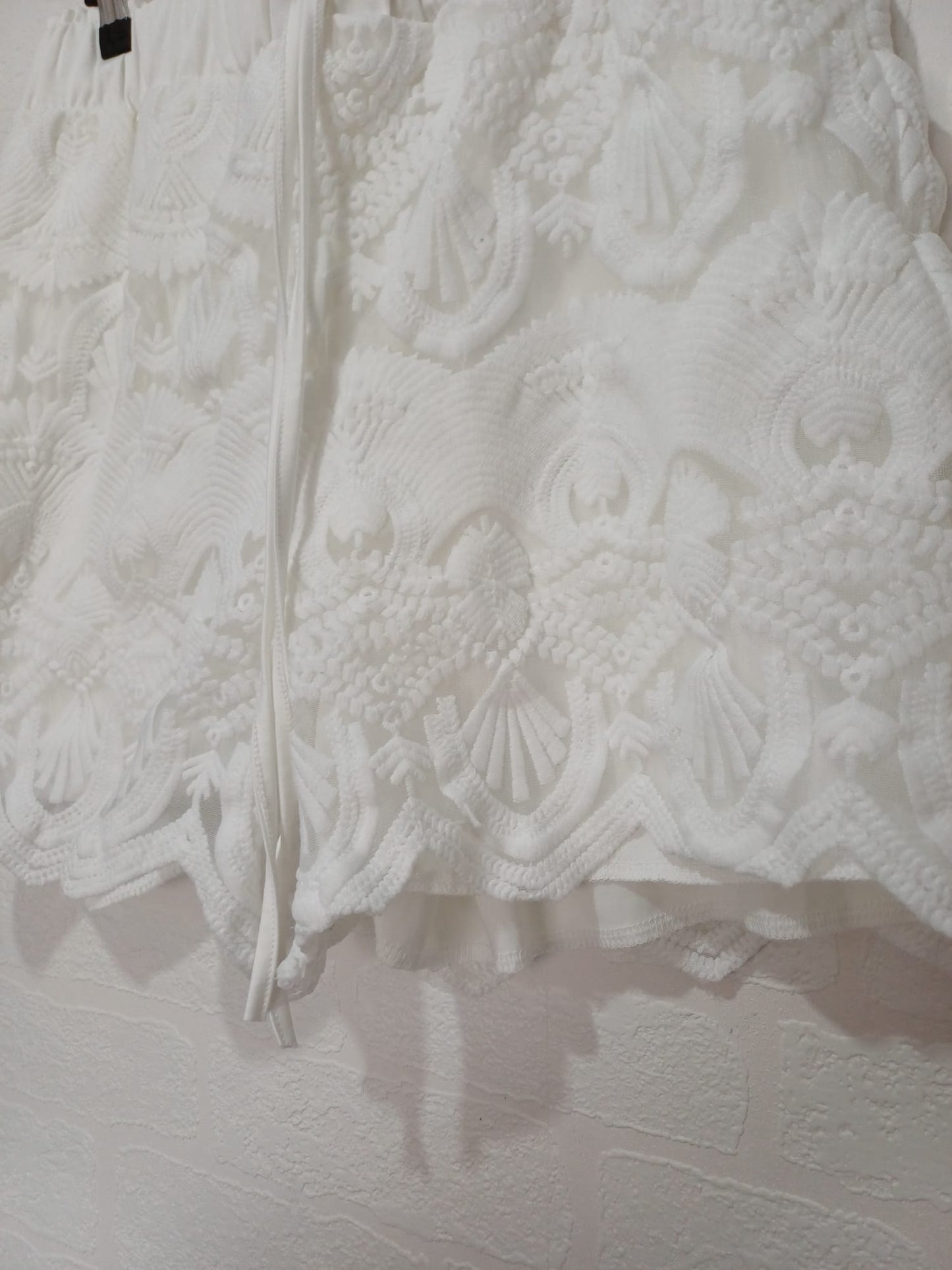 White Lace Overlay Shorts Floral Scalloped W30 16" L - Very Good Condition