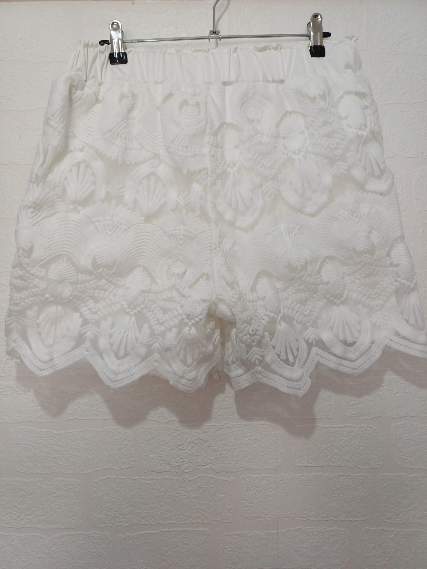 White Lace Overlay Shorts Floral Scalloped W30 16" L - Very Good Condition