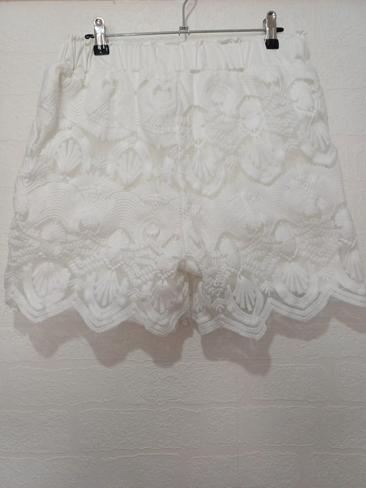 White Lace Overlay Shorts Floral Scalloped W30 16" L - Very Good Condition