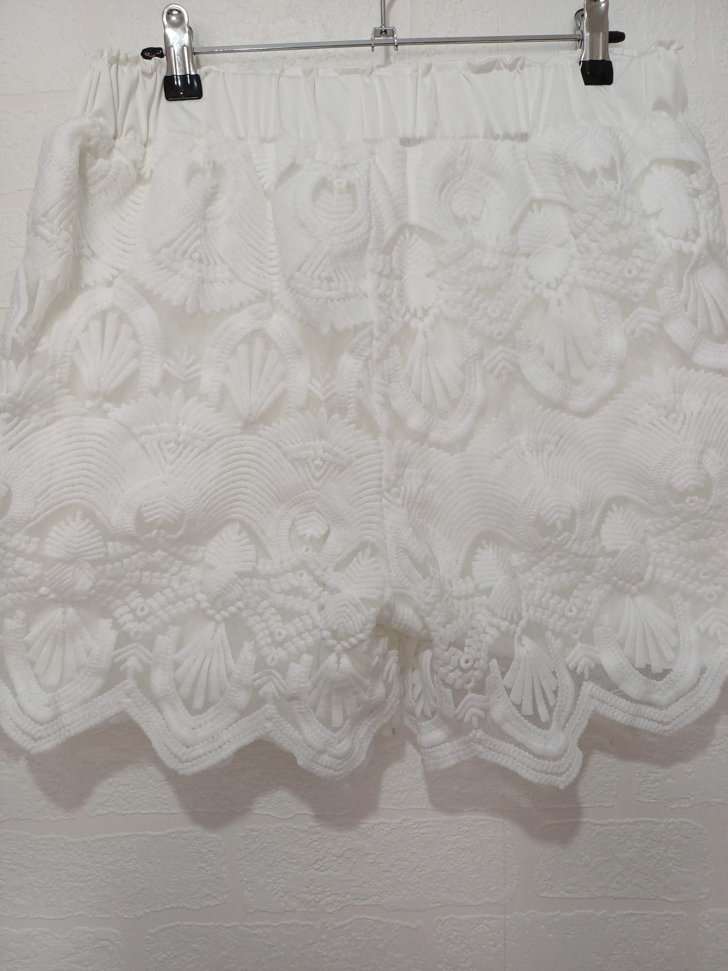 White Lace Overlay Shorts Floral Scalloped W30 16" L - Very Good Condition