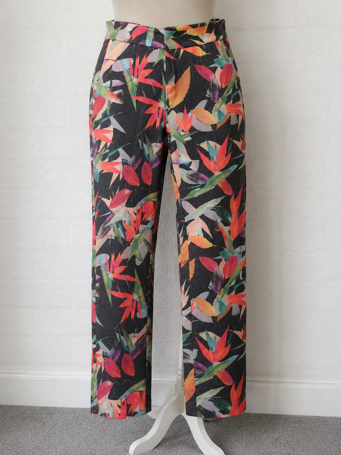 Women's Trousers Pakta Black Multi Floral Tropical Print Straight Leg Size S Approx. 31" W 26" L - Good Condition