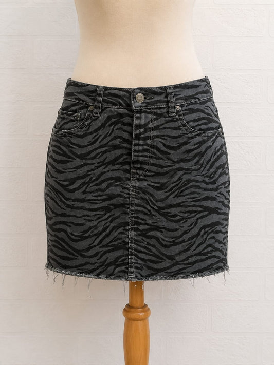 Women's Mini Skirt Hollister Grey Black Zebra Print Denim Ultra High Rise Raw Frayed Hem Size 6/26W Approx. 16.5" Length - Very Good Condition