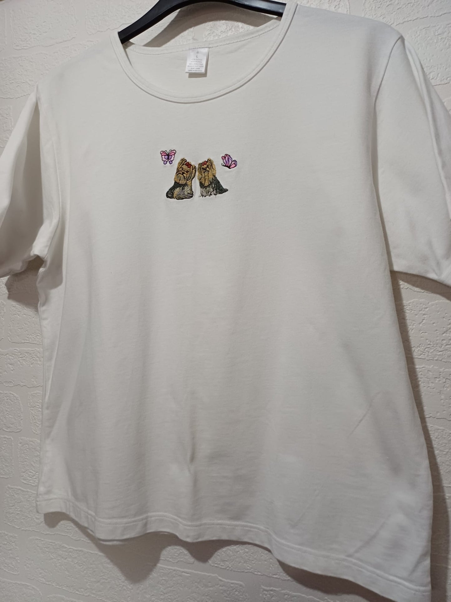 Women's T-Shirt White Yorkshire Terrier Dog & Butterfly Embroidered Print Size L Approx. 22" PTP Approx. 24" Length - Very Good Condition