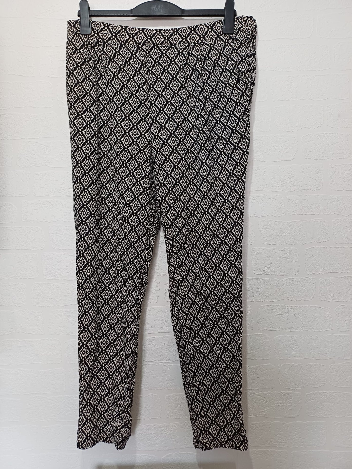 Women's Trousers Papaya Black & White Geometric Print Pull On Elasticated Waist Size 18 - Very Good Condition