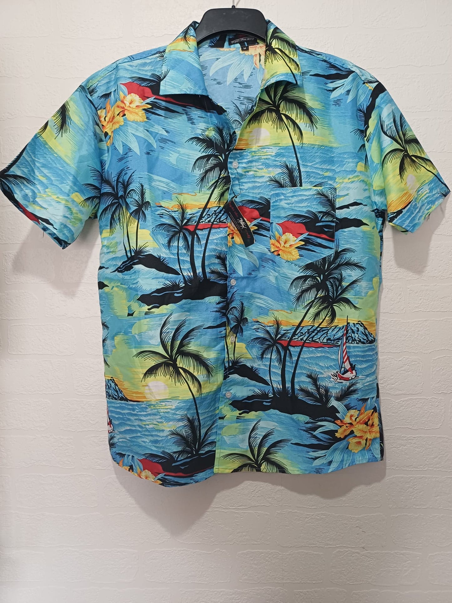 Men's Shirt Fight The Wolf Palm Tree Sailing Boat Print Medium Approx. 23" PTP - Very Good Condition