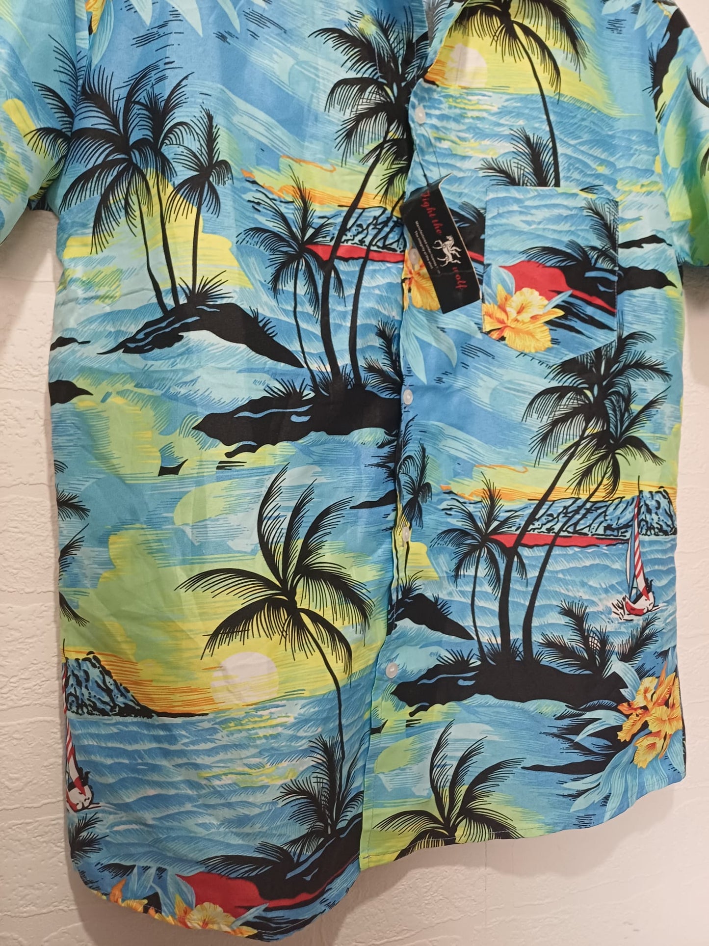 Men's Shirt Fight The Wolf Palm Tree Sailing Boat Print Medium Approx. 23" PTP - Very Good Condition